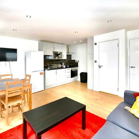 Lovely 2 Bedroom Serviced Penthouse Battersea Park Road London Kültér fotó