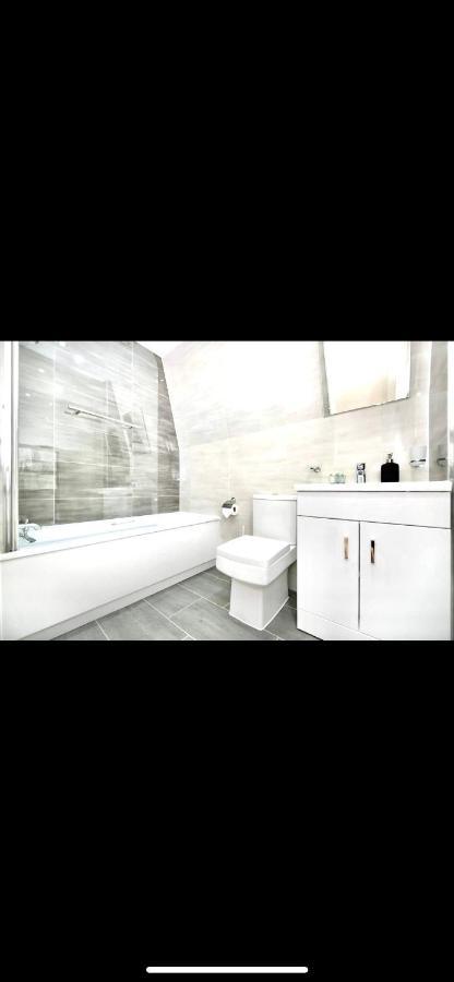 Lovely 2 Bedroom Serviced Penthouse Battersea Park Road London Kültér fotó