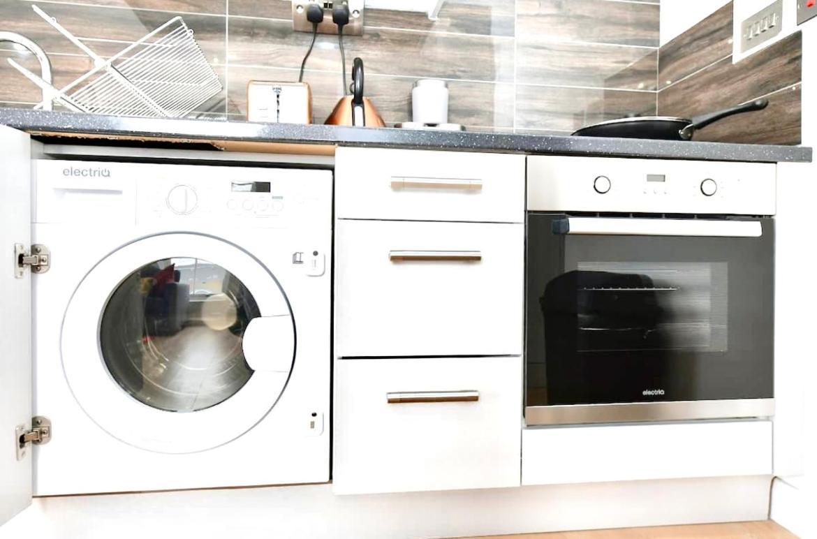 Lovely 2 Bedroom Serviced Penthouse Battersea Park Road London Kültér fotó